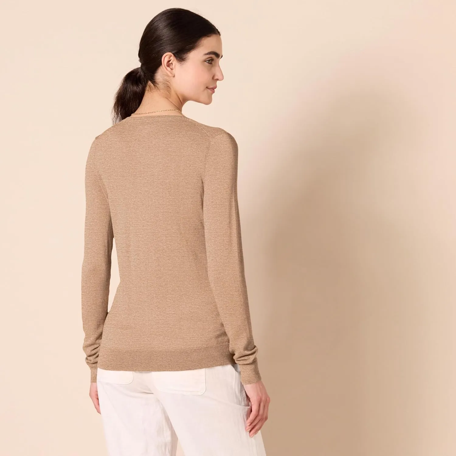 Amazon Essentials Women's Classic-Fit Lightweight Long-Sleeve V-Neck Sweater (Available in Plus Size)