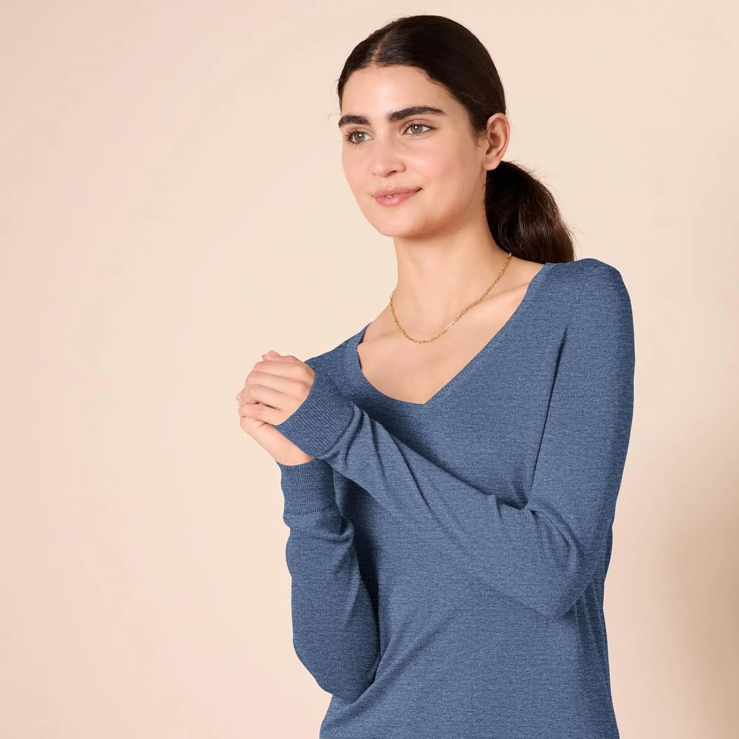 Amazon Essentials Women's Classic-Fit Lightweight Long-Sleeve V-Neck Sweater (Available in Plus Size)