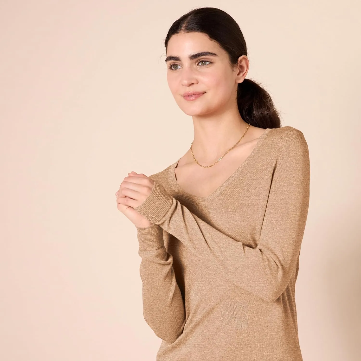 Amazon Essentials Women's Classic-Fit Lightweight Long-Sleeve V-Neck Sweater (Available in Plus Size)
