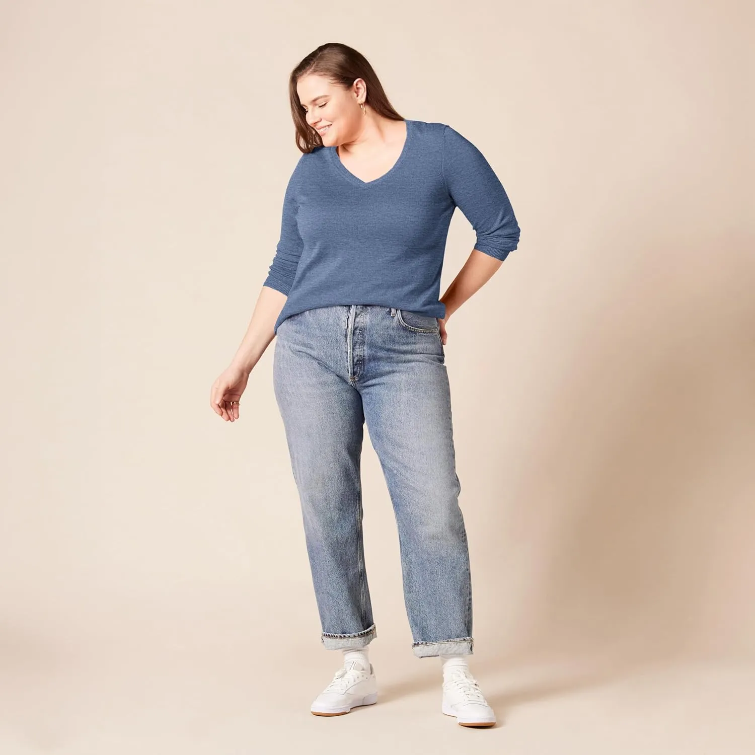 Amazon Essentials Women's Classic-Fit Lightweight Long-Sleeve V-Neck Sweater (Available in Plus Size)