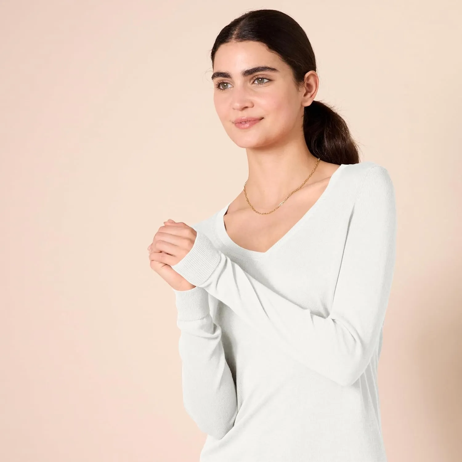 Amazon Essentials Women's Classic-Fit Lightweight Long-Sleeve V-Neck Sweater (Available in Plus Size)
