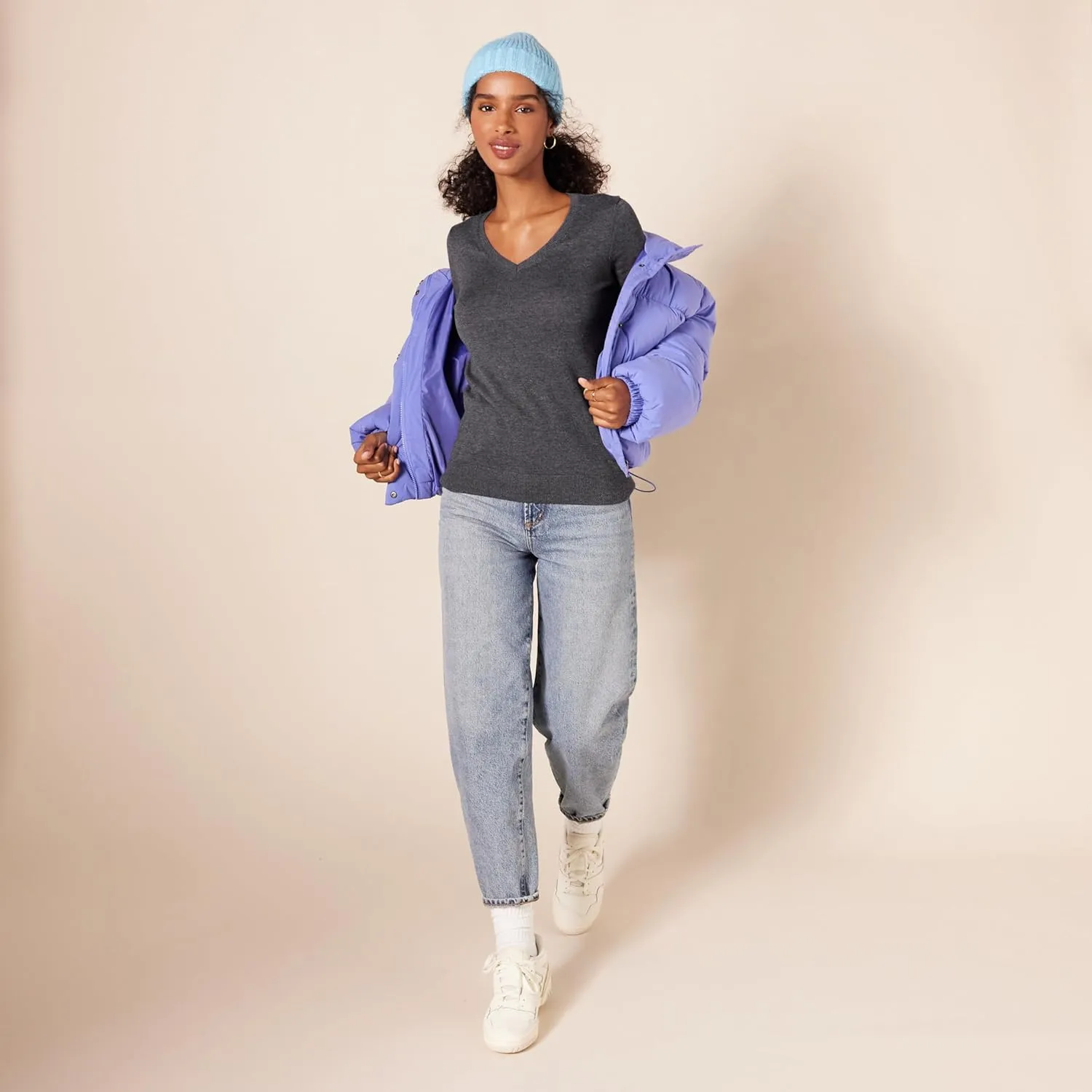 Amazon Essentials Women's Classic-Fit Lightweight Long-Sleeve V-Neck Sweater (Available in Plus Size)