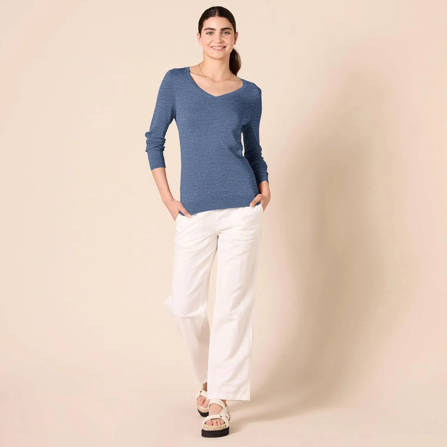 Amazon Essentials Women's Classic-Fit Lightweight Long-Sleeve V-Neck Sweater (Available in Plus Size)
