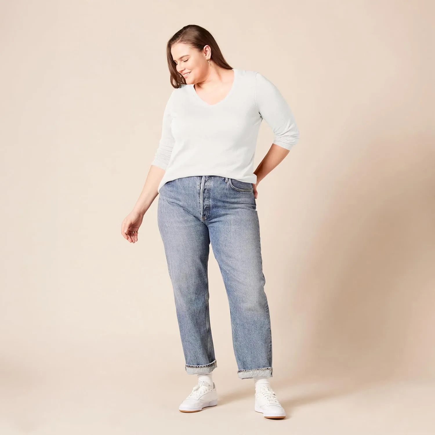 Amazon Essentials Women's Classic-Fit Lightweight Long-Sleeve V-Neck Sweater (Available in Plus Size)
