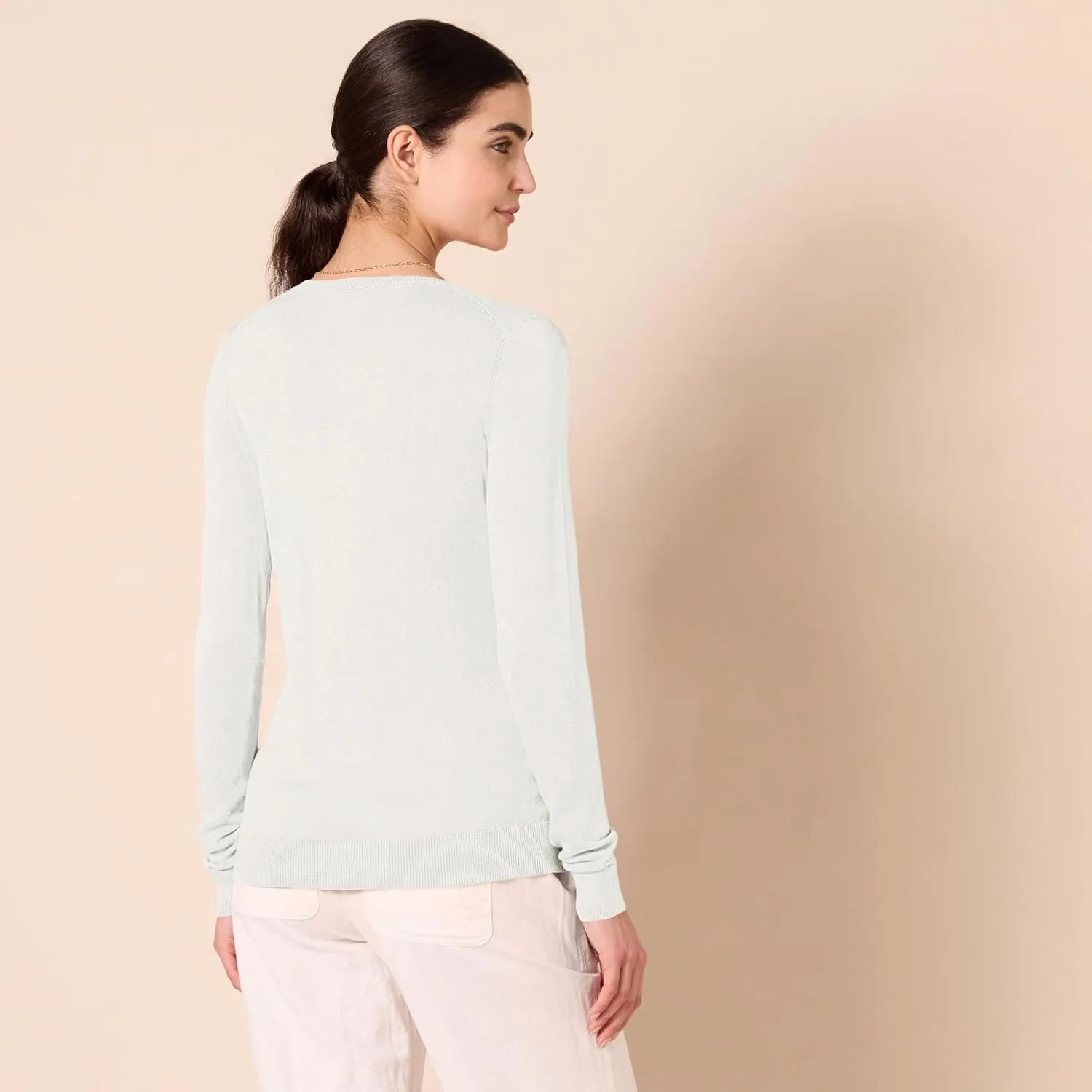 Amazon Essentials Women's Classic-Fit Lightweight Long-Sleeve V-Neck Sweater (Available in Plus Size)