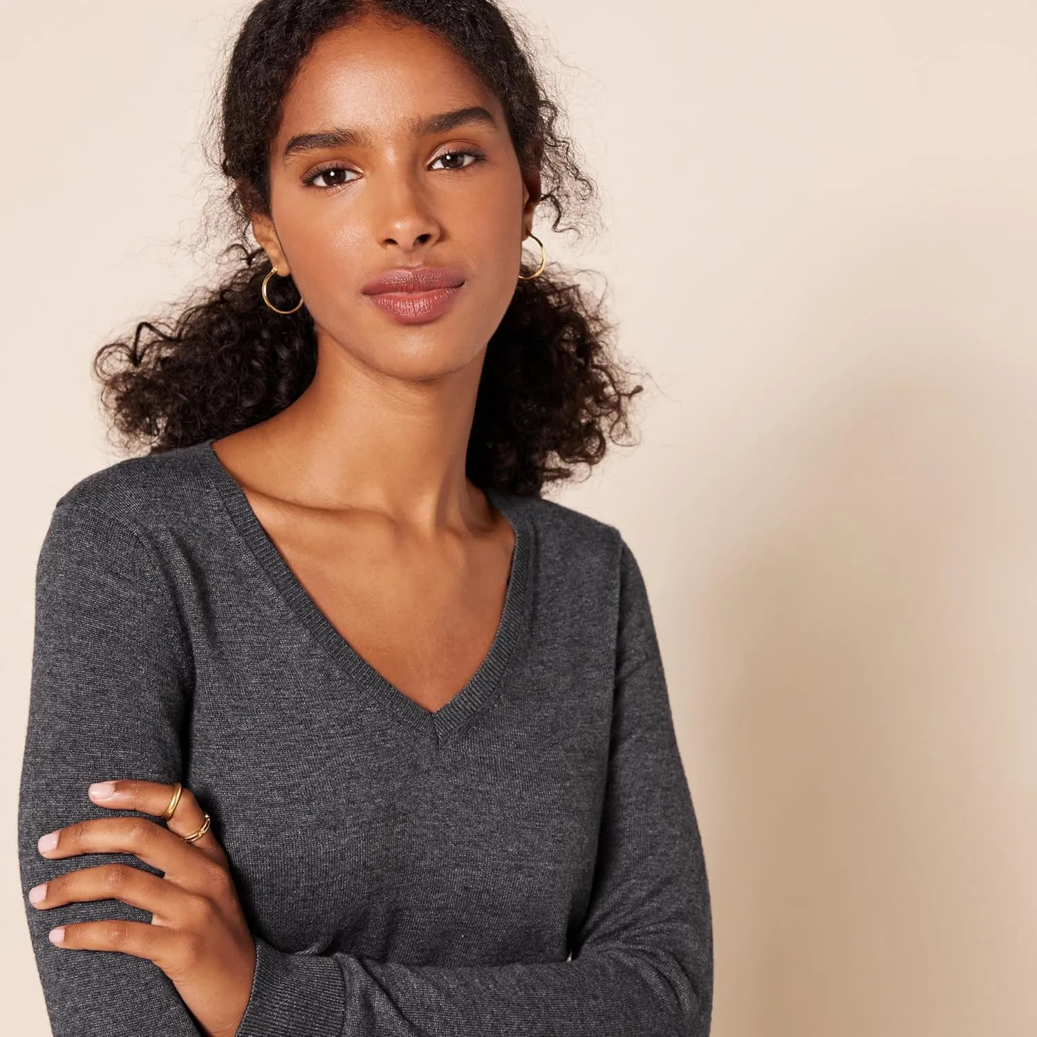 Amazon Essentials Women's Classic-Fit Lightweight Long-Sleeve V-Neck Sweater (Available in Plus Size)
