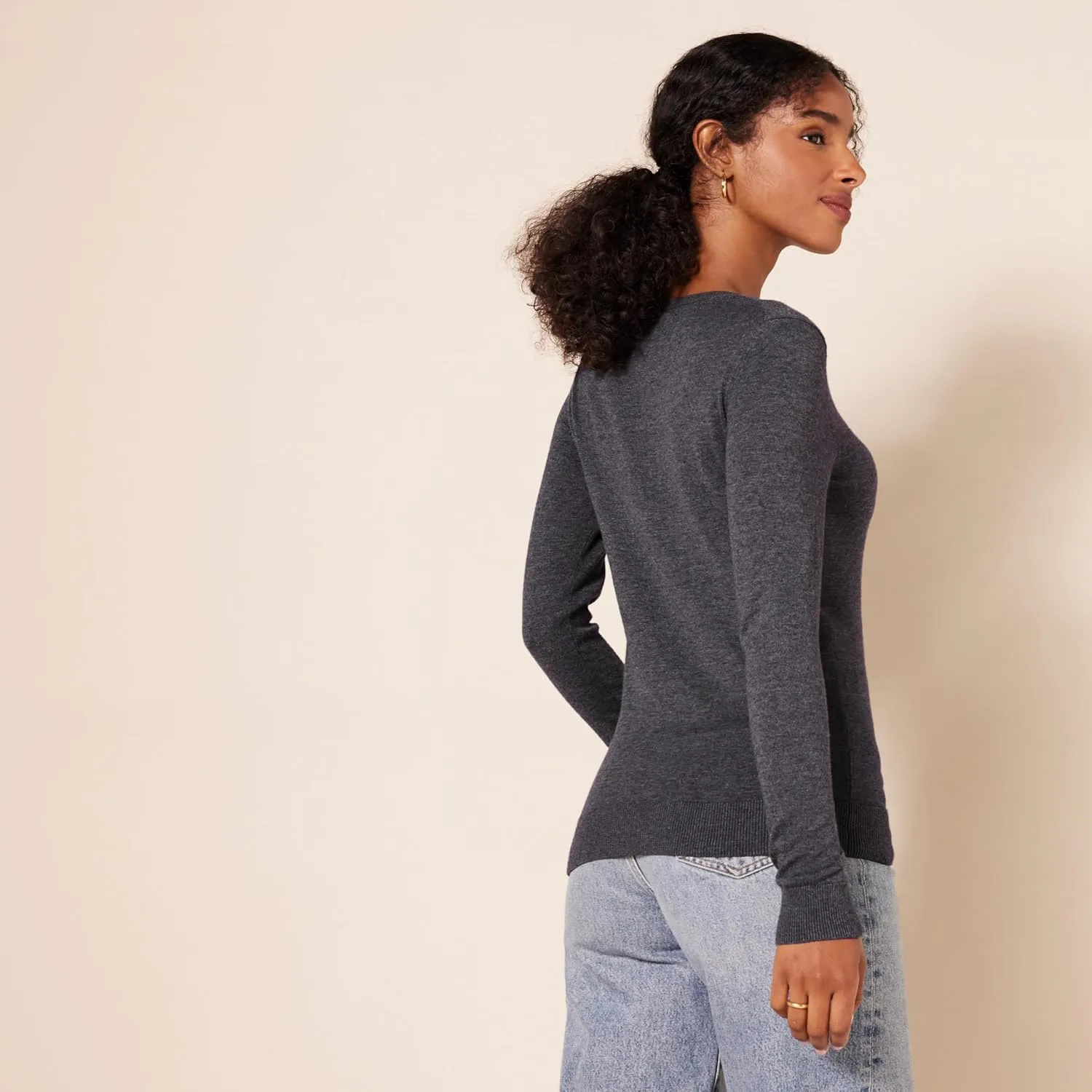 Amazon Essentials Women's Classic-Fit Lightweight Long-Sleeve V-Neck Sweater (Available in Plus Size)